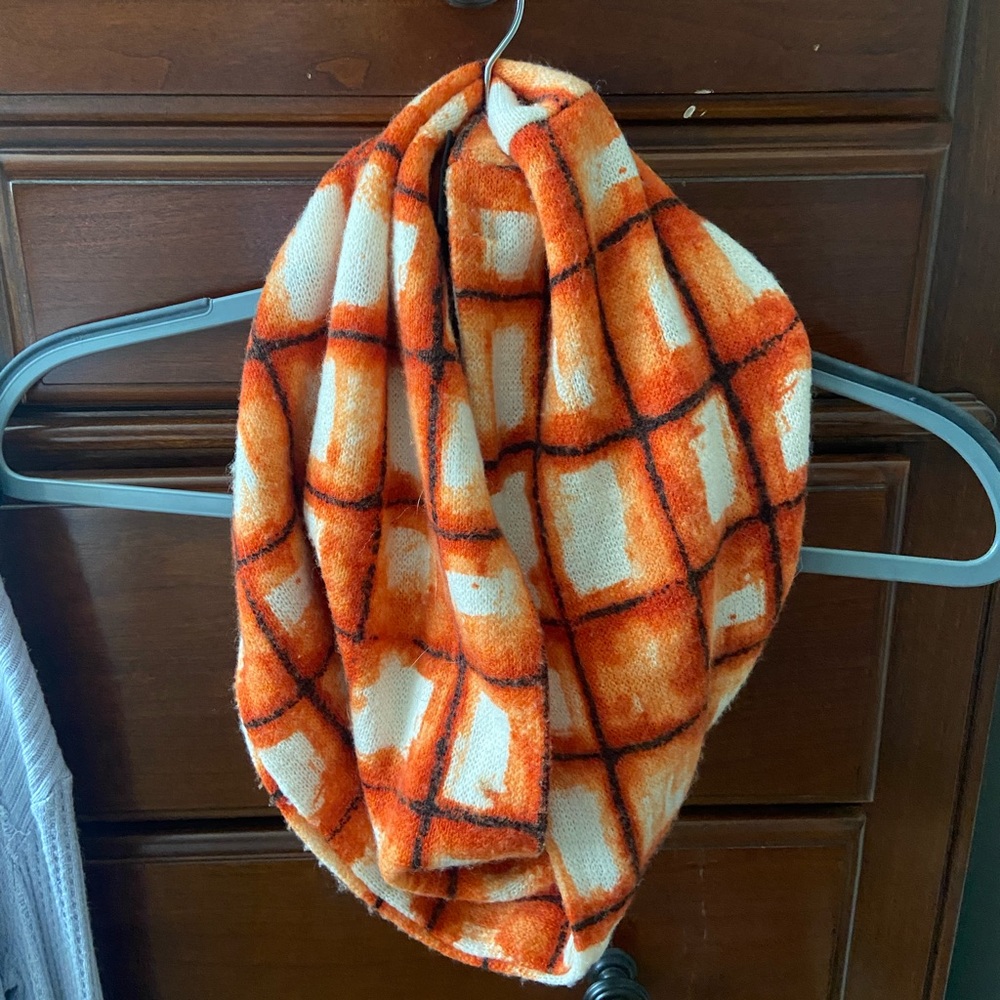 Madison 88 infinity scarf